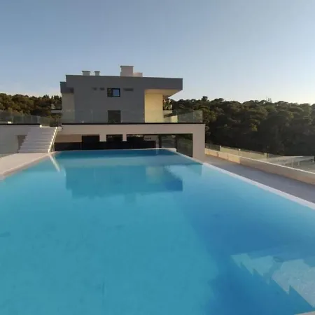 Lux Ella With Shared Pool