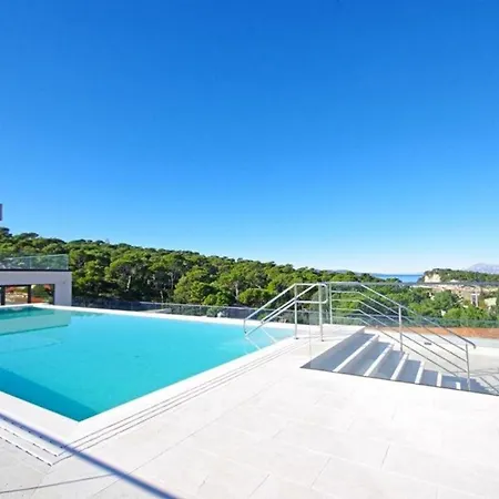 Lux Ella With Shared Pool
