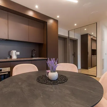 Lux Ella With Shared Pool