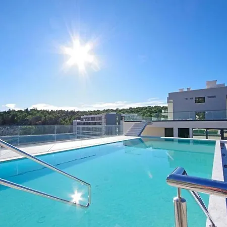 Lux Ella With Shared Pool *