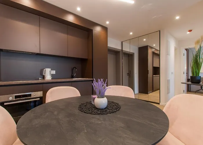 Lux Ella With Shared Pool