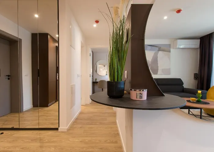 Lux Ella With Shared Pool